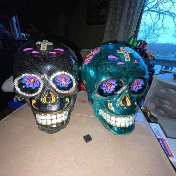 Bright colored skulls - Picture 1 of 5